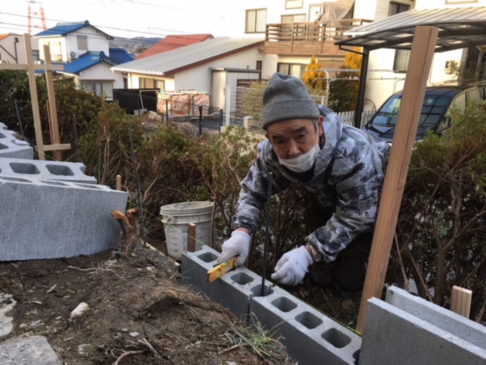 寺西です、ブロック施工中。