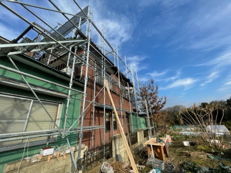 既設の軒裏を壊して、貼り替え中･･･天白区野並にて（寺西）