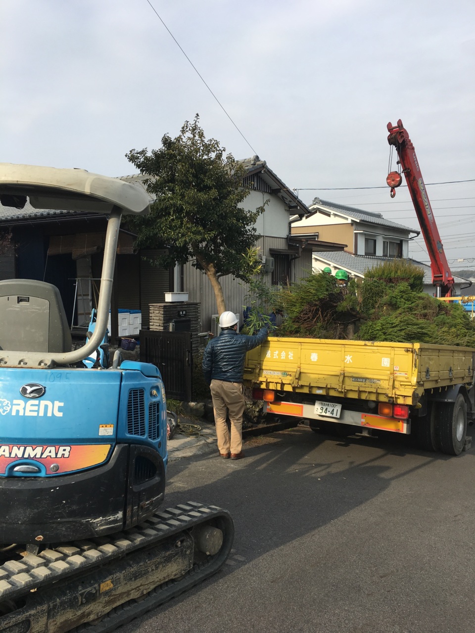 今日は垣根と石垣の撤去工事です。