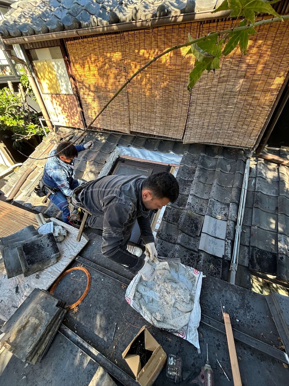 雨漏りのあった天窓廻りの瓦を葺せています