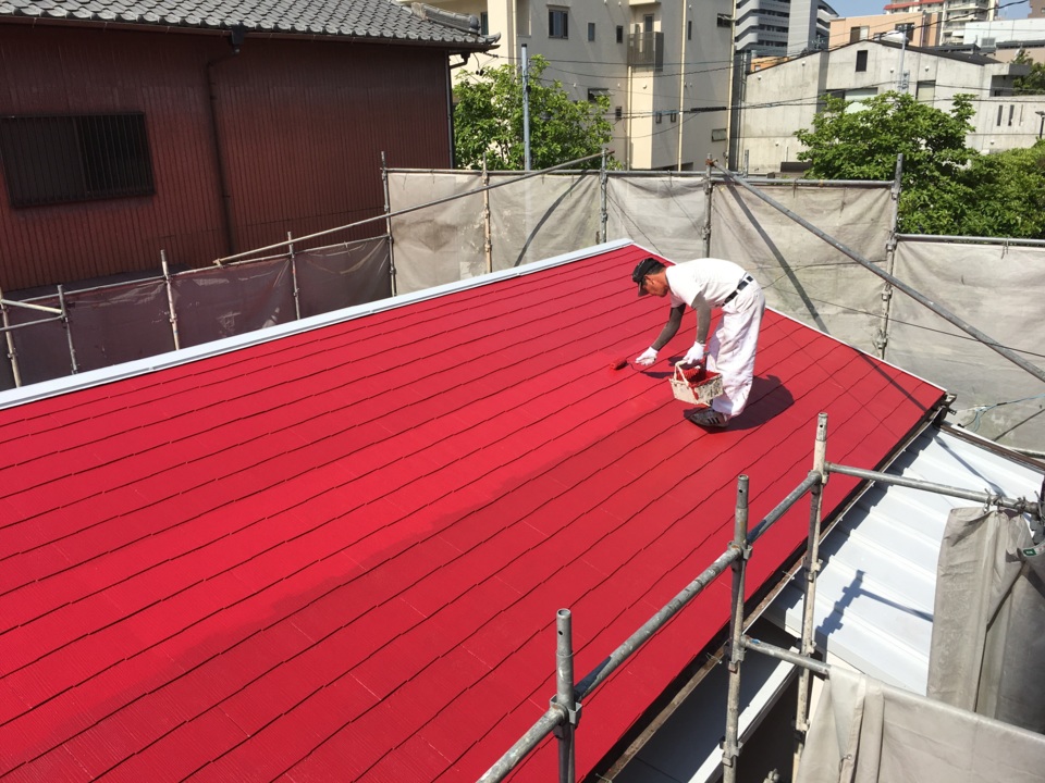 二回目の屋根塗装をする川脇さん！