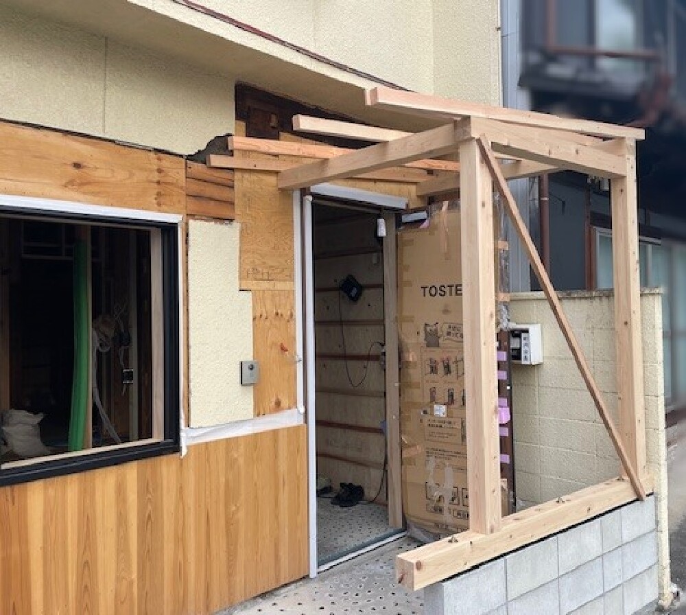 玄関の屋根を取付中