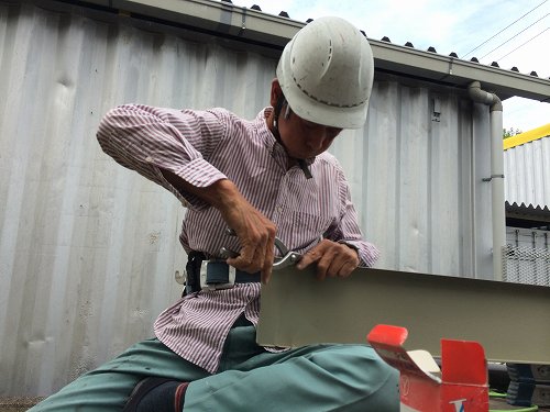 折り紙のように、板金を加工する男！