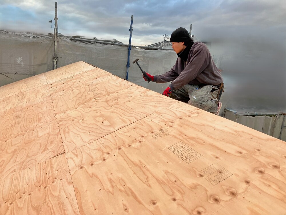 大屋根下地施工中