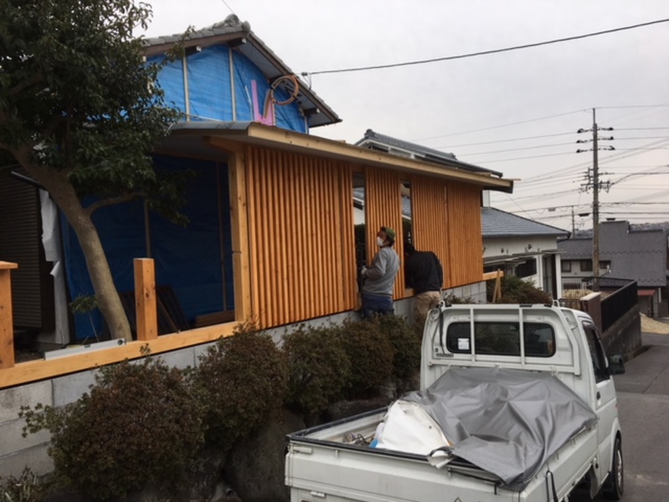 寺西です、格子取付中の白はん、山ちゃん。