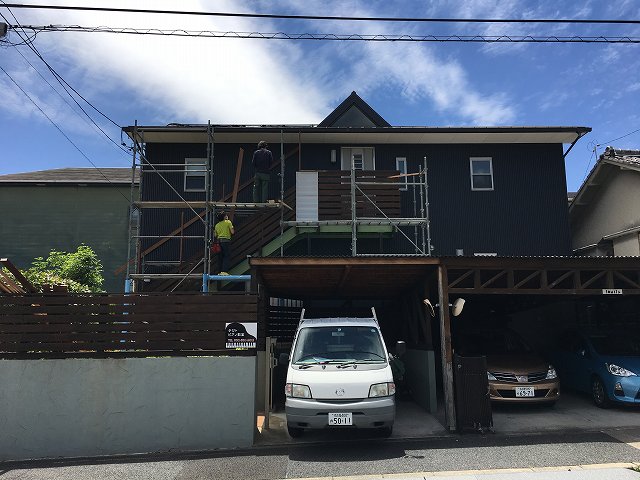 外階段に屋根をつけています 名古屋市昭和区のリノベーション現場より 名古屋で注文住宅 古民家再生リフォームを手掛ける工務店 松美建設のブログ