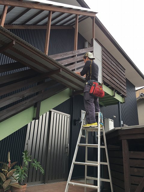 外階段に屋根をつけています 名古屋市昭和区のリノベーション現場より 名古屋で注文住宅 古民家再生リフォームを手掛ける工務店 松美建設のブログ