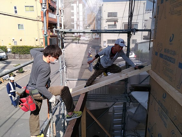 垂木をこていする大工のふたり。名古屋市中川区　古民家再生