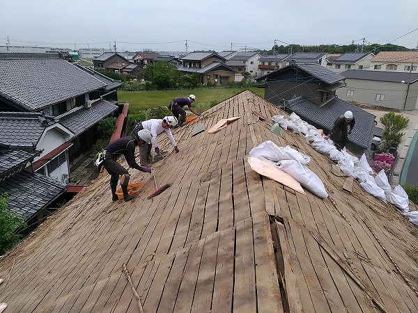 気力を振り絞って、みなで清掃です。豊田市の古民家再生