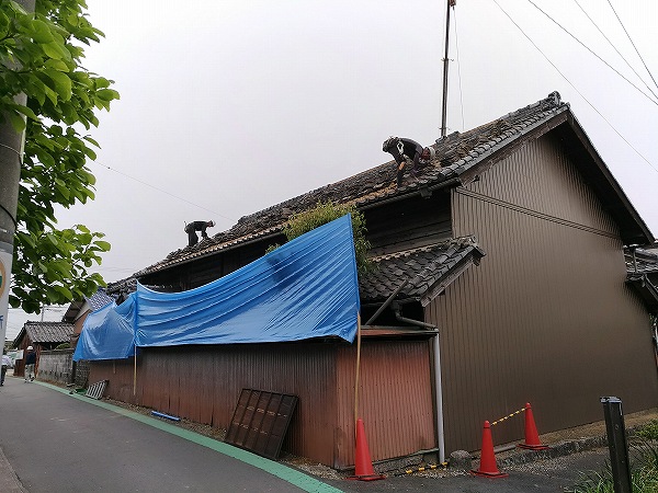 落下物養生を行って、屋根めくりです/豊田市の古民家再生