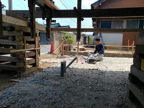 逃げの配管工事を行う水道屋さんの早川さん/豊田市の古民家再生