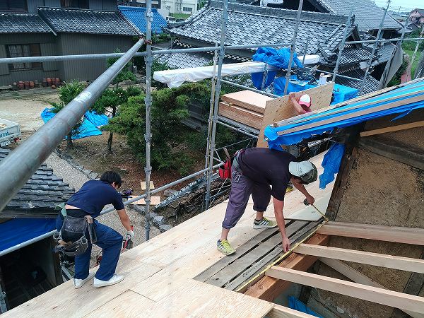 下屋根下地をおこしています。豊田市の古民家再生