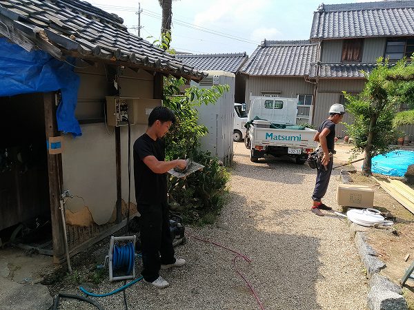 コテにドロンコをのせる練習中。　豊田市の古民家再生現場