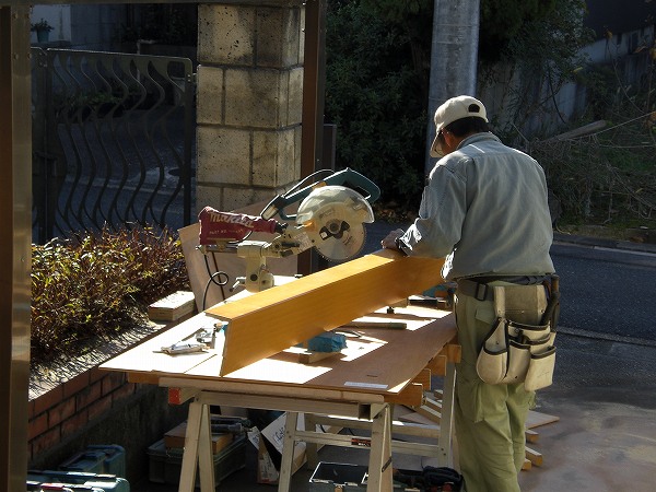 リフォーム框を加工中の大工の青木さん。　名古屋市天白区戸建リフォーム/床張替工事