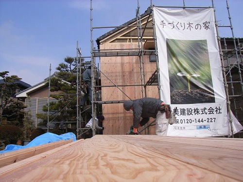 外壁に杉板を張っています。名古屋市西区の蔵の改装工事