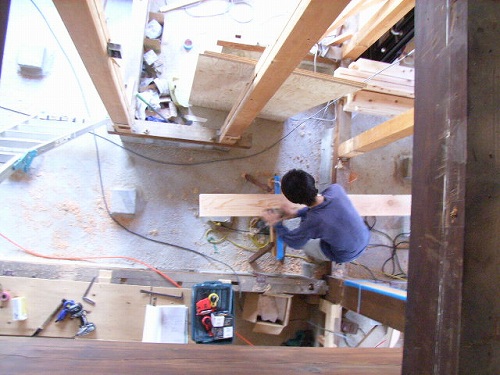 化粧の桁に鉋かけ　大工　