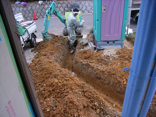 外部配管工事をするため、掘削中の早川氏。名古屋市緑区の注文住宅新築現場