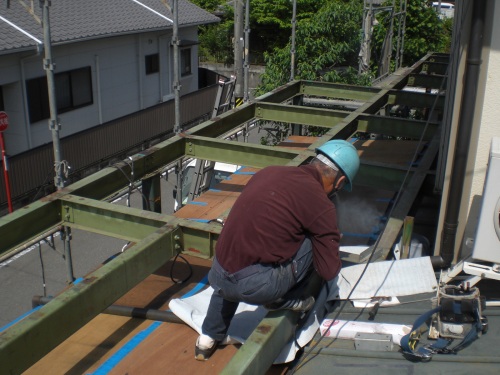 アングルを固定するトステムさん。尾張旭市のベランダリフォーム現場