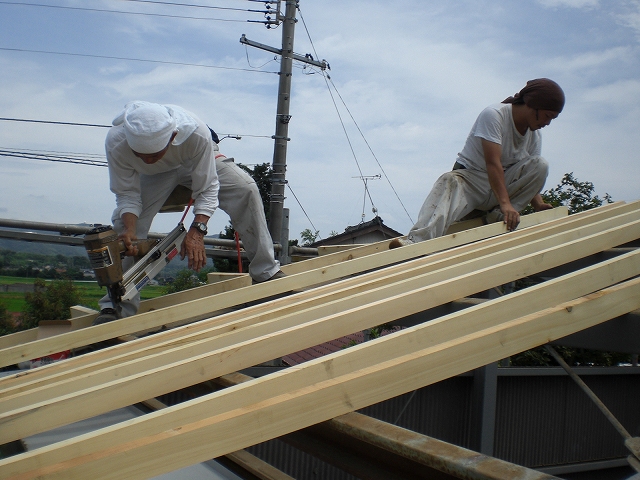 愛知県岡崎市　無垢材/自然素材の材料を使った古民家再生現場　倉庫の垂木をとめる