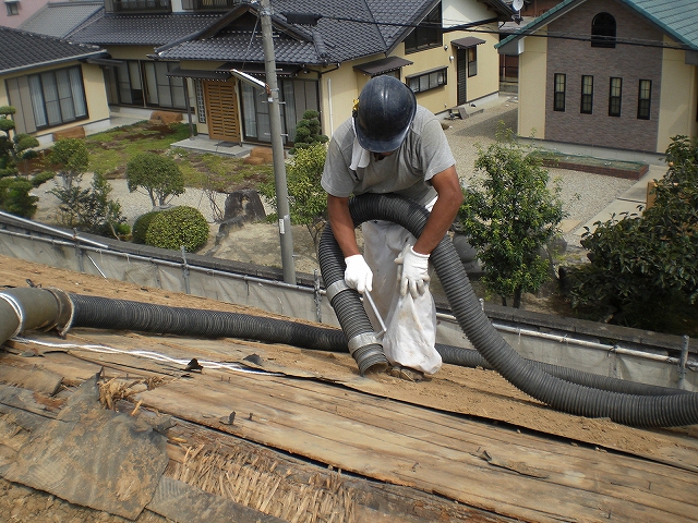 愛知県岡崎市　無垢材/自然素材の材料を使った古民家再生現場　バキュームで吸ってます