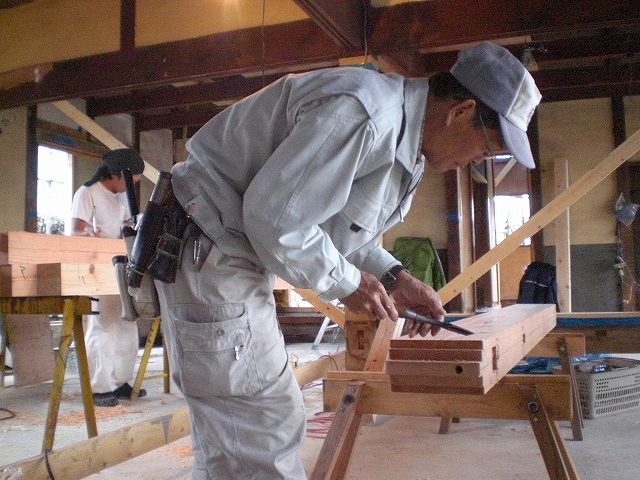 愛知県岡崎市　無垢材/自然素材の材料を使った古民家再生現場　墨付け/刻み風景